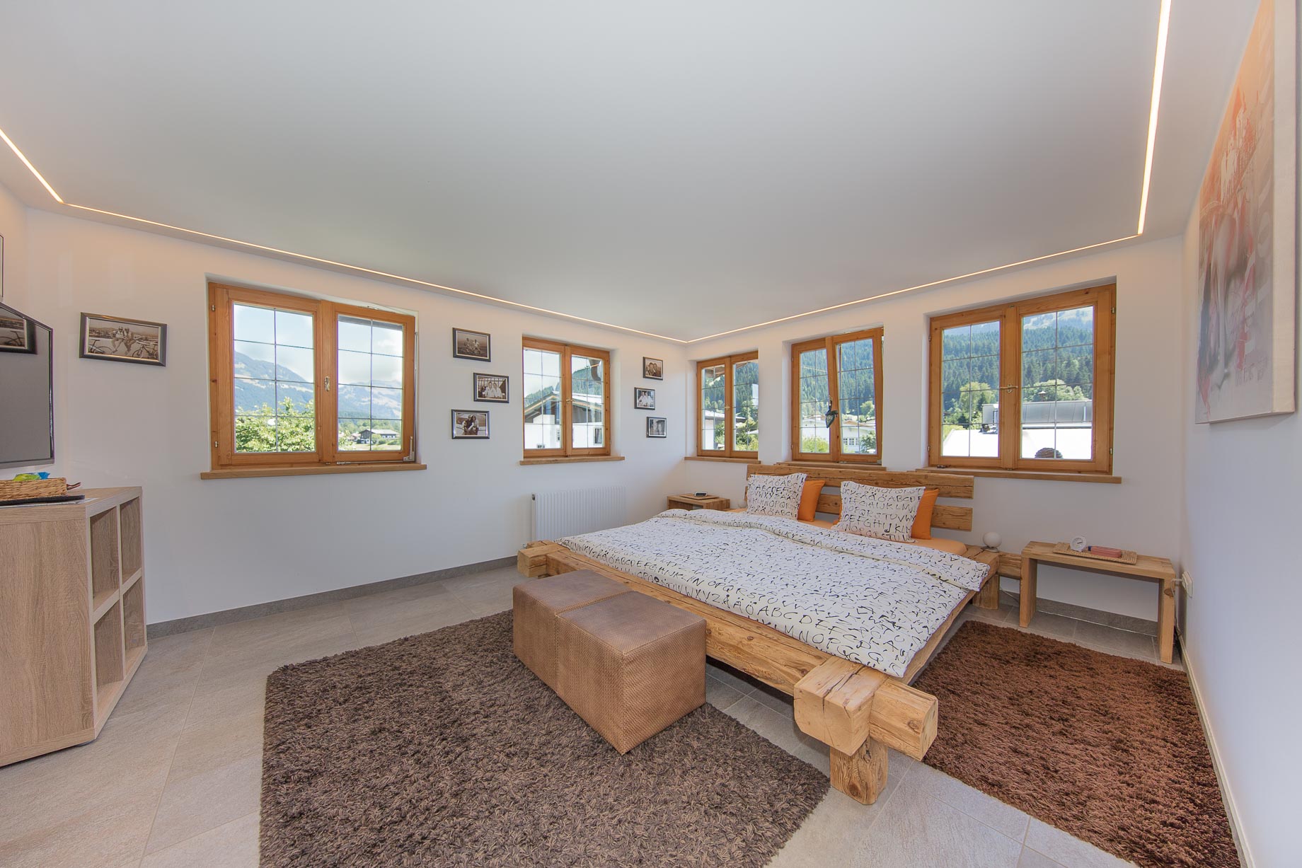 Schlafzimmer mit Doppelbett und Fernseher - Tirolerhaus