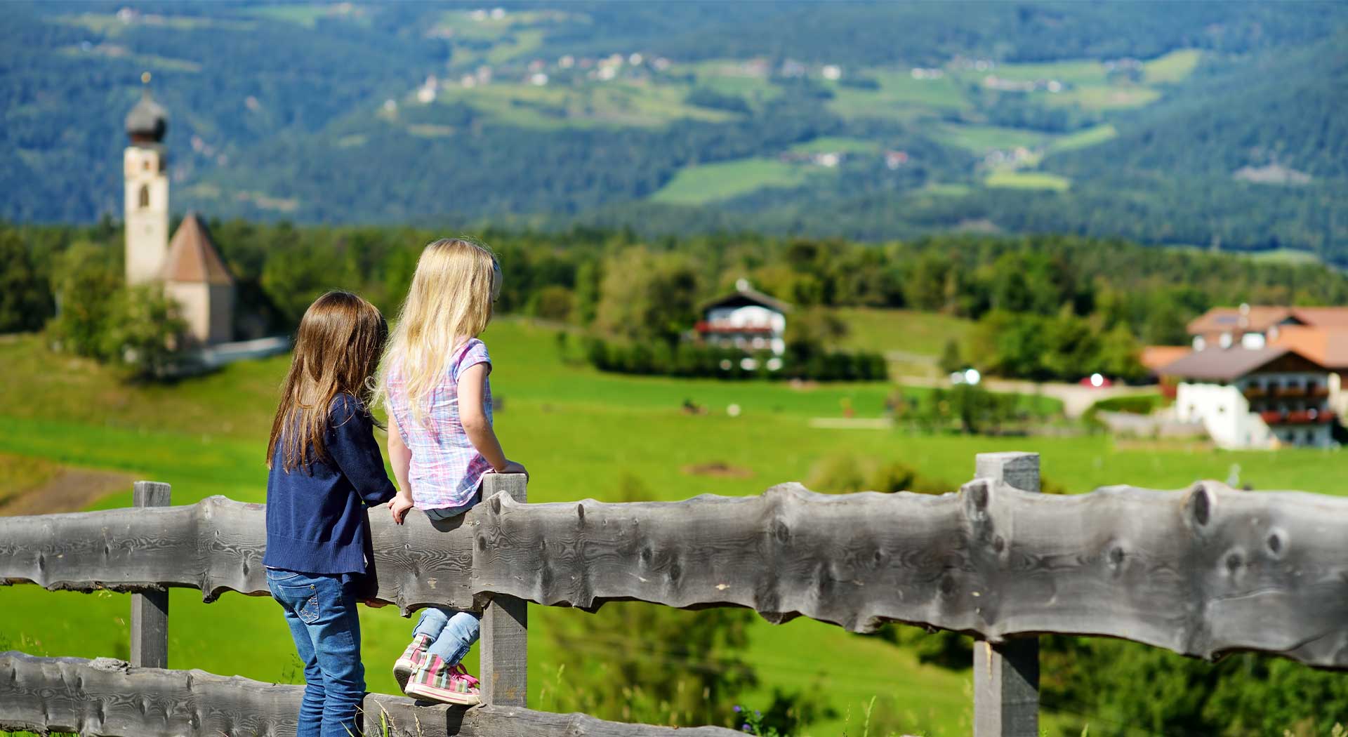 Zwei Kinder am Zaun, Alpen