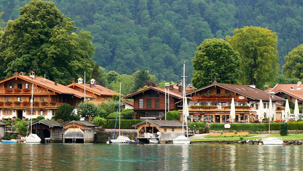 Bootstege mit Boote und Gebäude der Ortschaft im Hintergrund