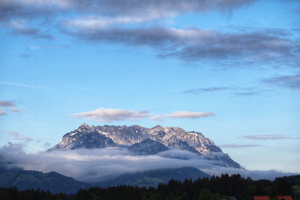 Alpen, Zahmer Kaiser mit Wolken